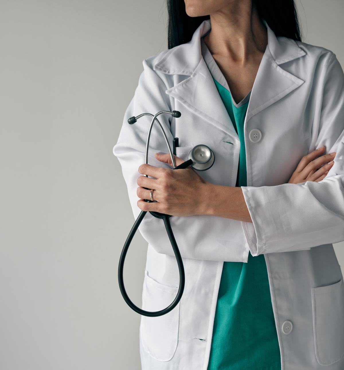 Recepción del Centro Médico Castelli, con el logo en el vidrio de la entrada